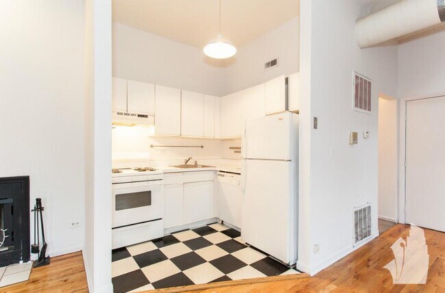 Foto del edificio - 2057 W Dickens Ave