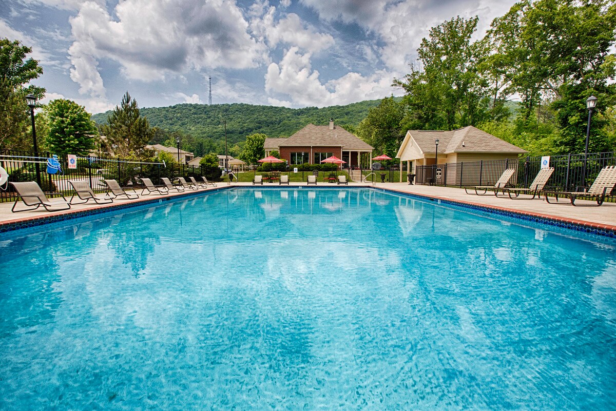 Hampton Falls Apartments in Brownsboro, AL