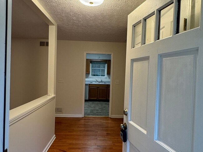 Foto del edificio - 3 Bedroom 2 bathroom and finished basement...