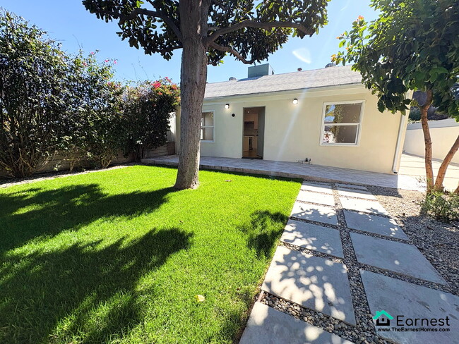 Building Photo - Spacious & Bright 3-Bedroom Home in Prime ...