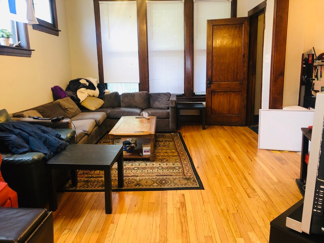 Primary Photo - 3045 N Clifton Ave