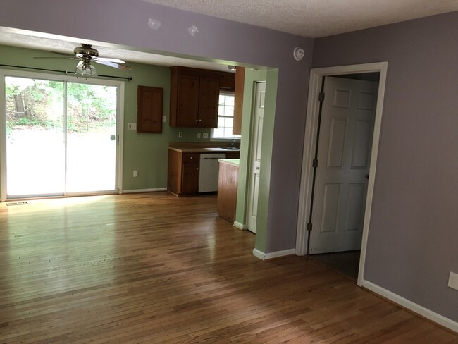 Building Photo - 2021 Eastwood Dr