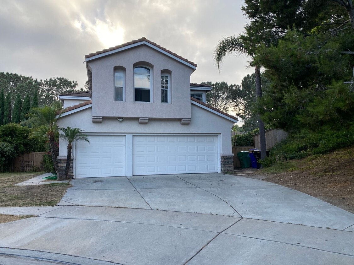 Primary Photo - Desirable 5br3 car garage executive home b...