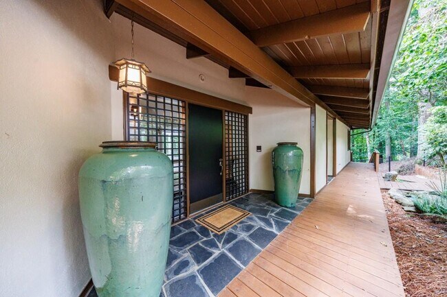 Foto del edificio - 130 Huntcliff Point NE