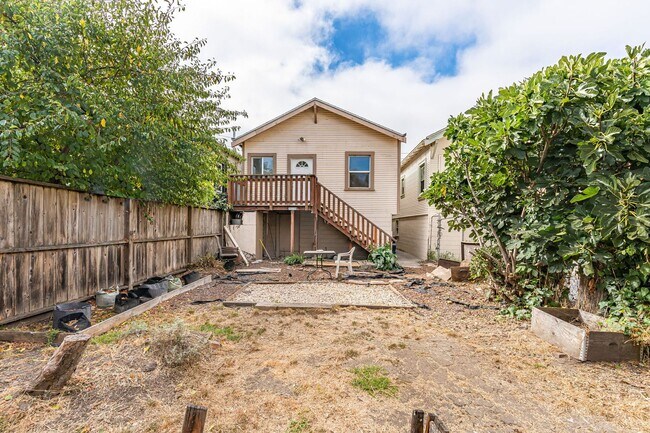 Building Photo - Charming 2-Bedroom Home with Spacious Back...