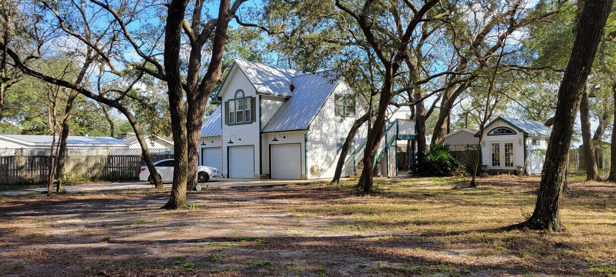 This is a beautifully furnished , Bayview garage apt that sits by itself. On a lot. Perfect for the - 759 Satsuma Rd