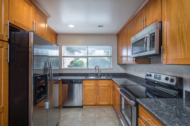 Building Photo - 950 San Pierre Way