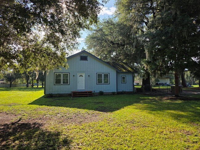 Building Photo - Country Living with Beautiful Oak Trees on Acreage!