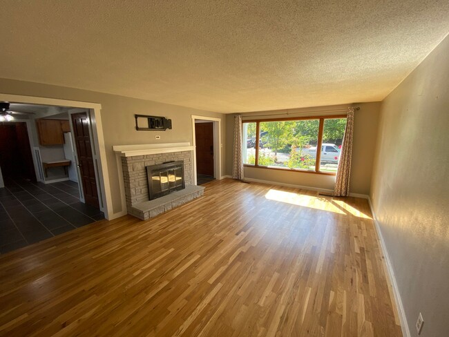 Building Photo - 1455 Manzanita St NE