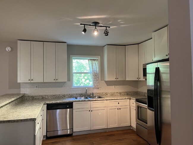 Building Photo - ONE LEVEL 2 BEDROOM 1 BATH MINUTES TO DOWN...