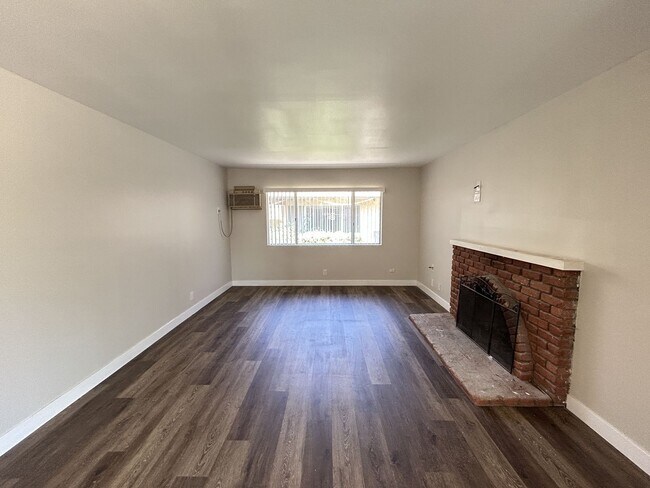 Building Photo - Completely Remodeled 3 Bed 2 Bath Apartment in La Habra