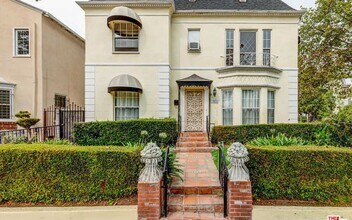 Building Photo - 201 S Doheny Dr