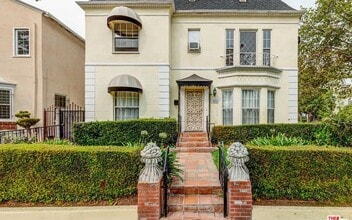 Building Photo - 201 S Doheny Dr