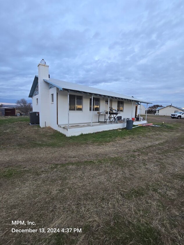 Building Photo - 2 bedroom 1 bath home with detached garage...