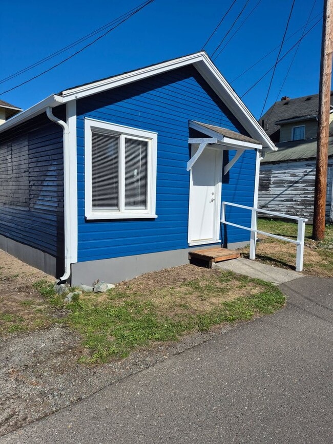 Building Photo - 2412 Everett Ave