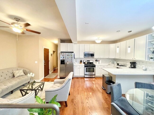 Foto del edificio - 815 W Newport Ave