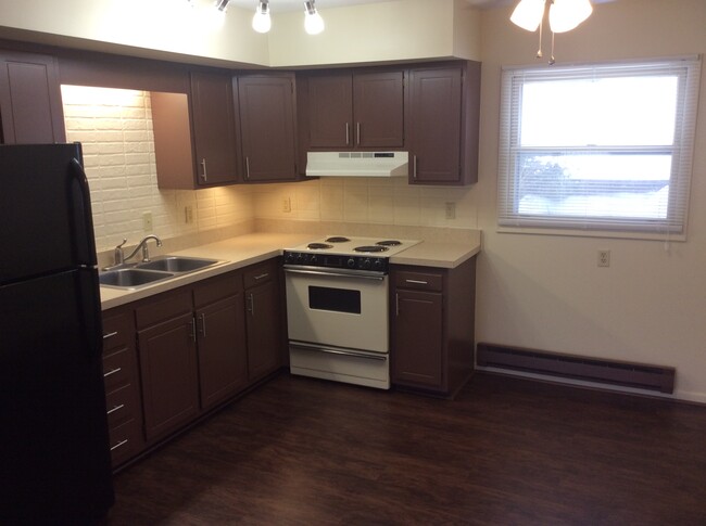 Kitchen Dining Area - Hallmark #1 Apartments