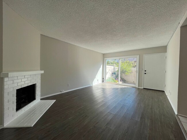 Foto del edificio - Newbury Park townhome w/3+2, en-suite, gar...