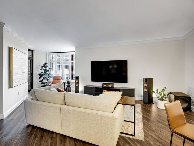 Foto del edificio - 8100 E Union Ave