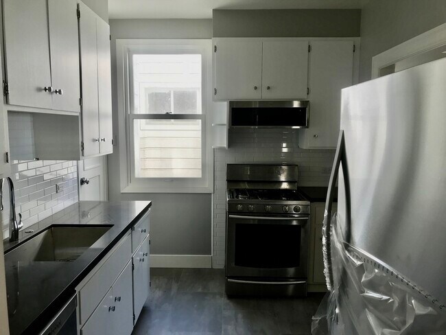 Building Photo - 2407 Greenwich St