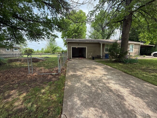 Foto del edificio - Kellysville 2 bedroom Plenty of Parking, Large fenced yard