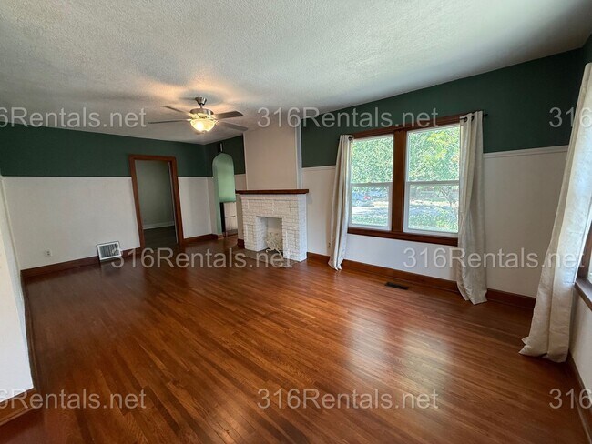 Building Photo - $1100 - 2 bedroom/ 1 bathroom - Gorgeous Single Family Home