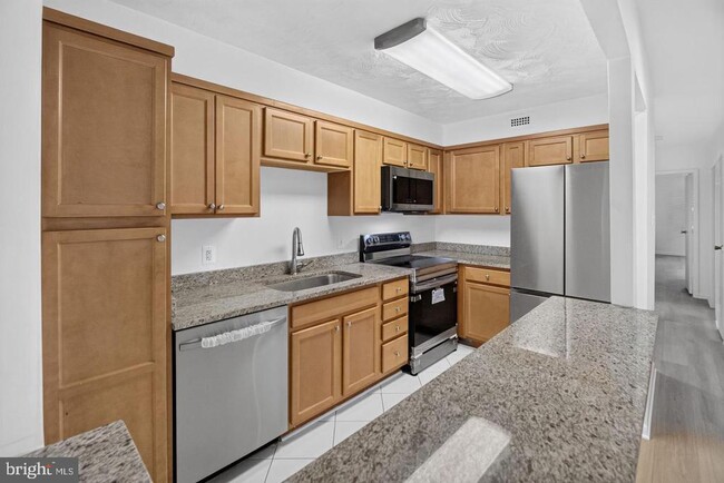 Building Photo - 7400 Lakeview Dr