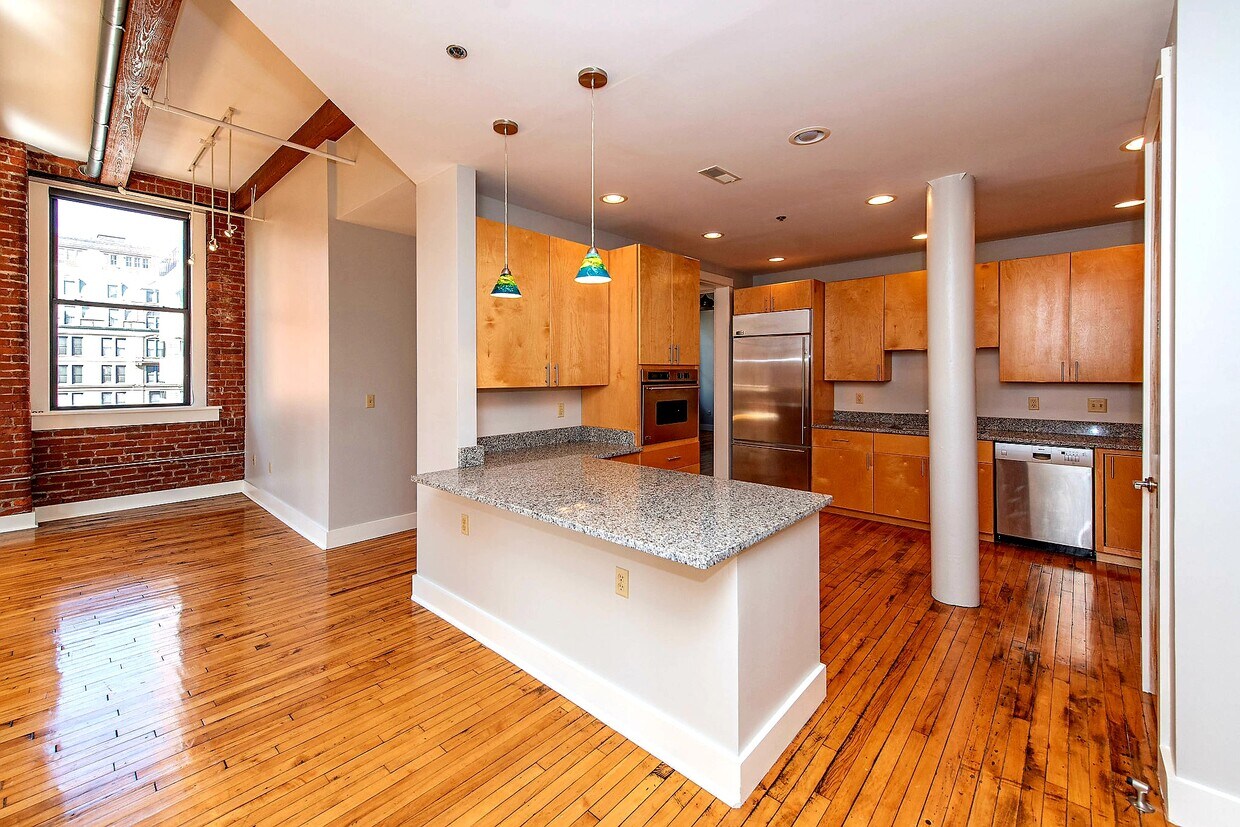 Primary Photo - 26 E 6th St