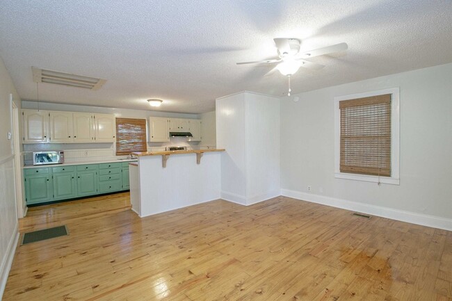 Building Photo - 2877 Old Clarksville