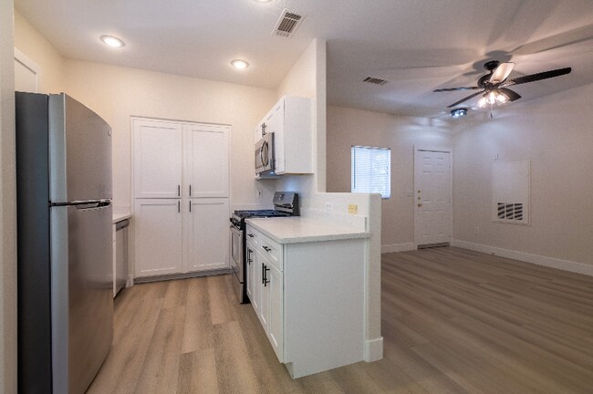 Foto del edificio - 1420 Red Crest Ln