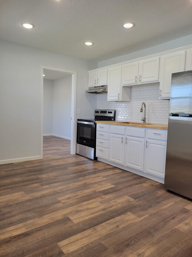 Foto principal - 2247 Fairfax Dr