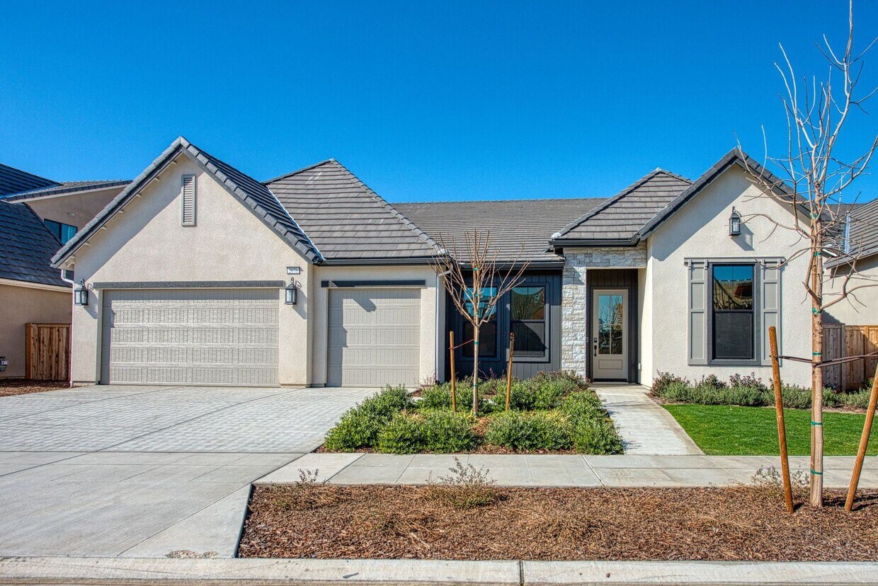 Primary Photo - 4 br, 3 bath House - 2076 N Preuss Ave