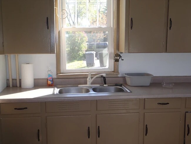 Building Photo - 1424 E 4th St