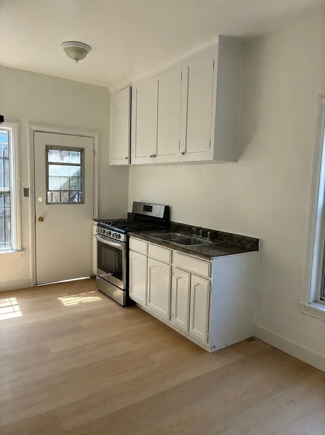 Building Photo - 912 W 78th St
