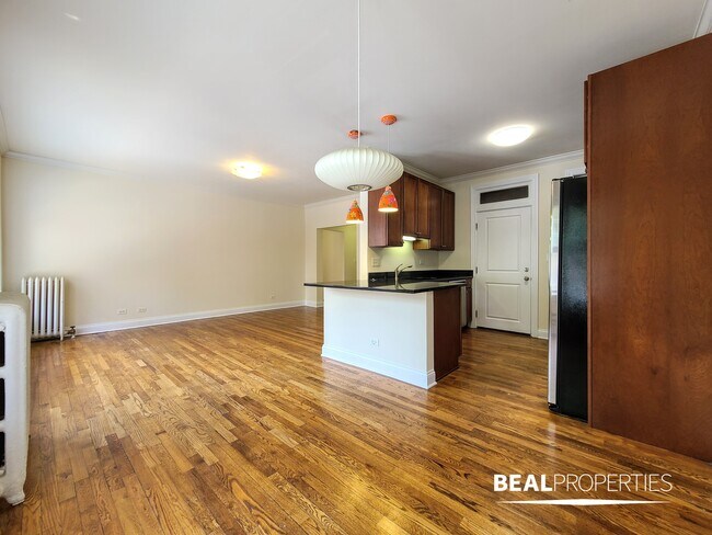 Foto del edificio - 744 W Addison St