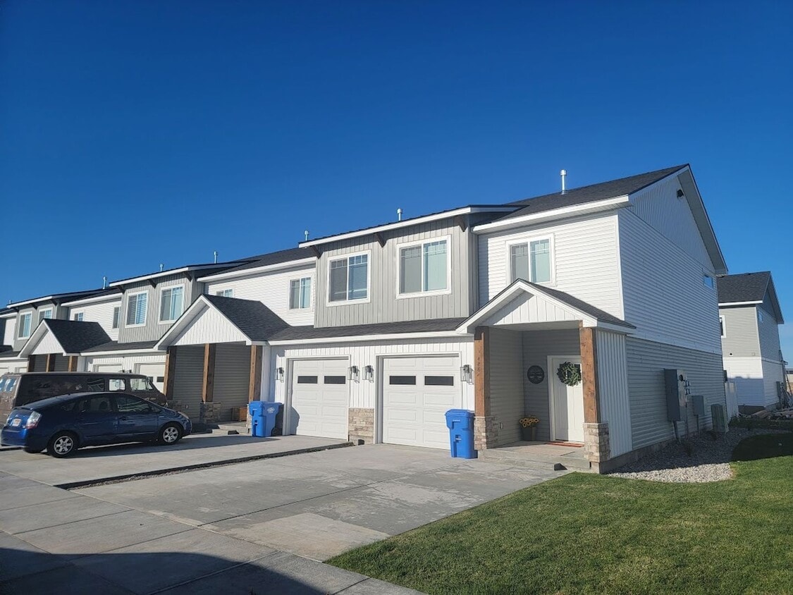 Primary Photo - 3 bed 1 additional office space and 2.5 ba...
