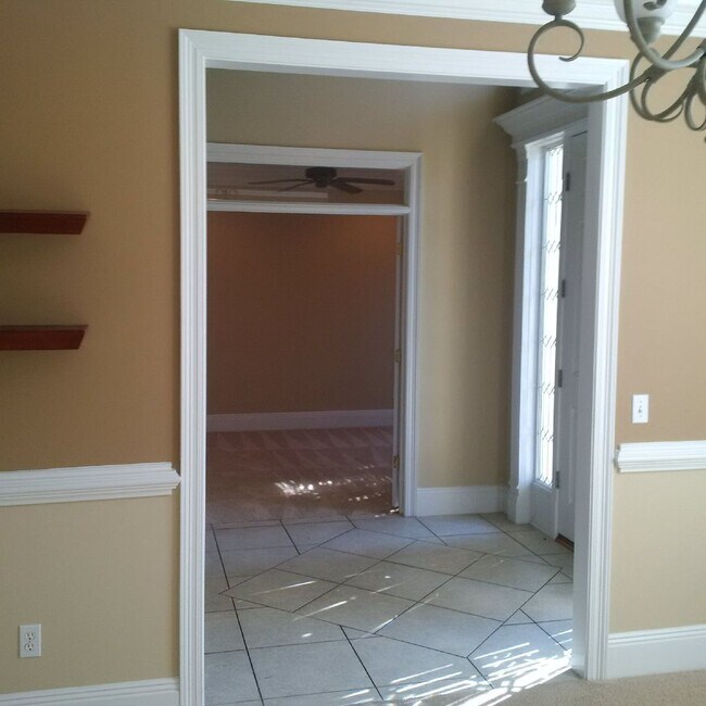 Foto del edificio - Beautiful 4 Bedroom 2 and 1/2 bath home in...