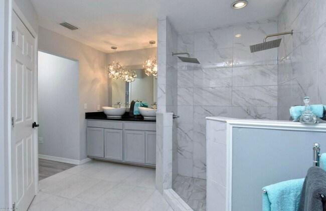 Foto del edificio - Stunning Home - Large Lot with 2 Car Garage!