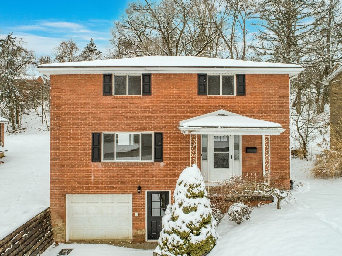 AVAILABLE SEPT 1ST!! STUNNING 4 bedroom in... - AVAILABLE SEPT 1ST!! STUNNING 4 bedroom in...