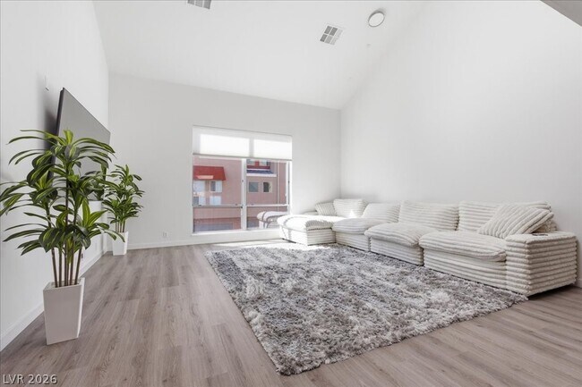 Building Photo - 250 Tower St