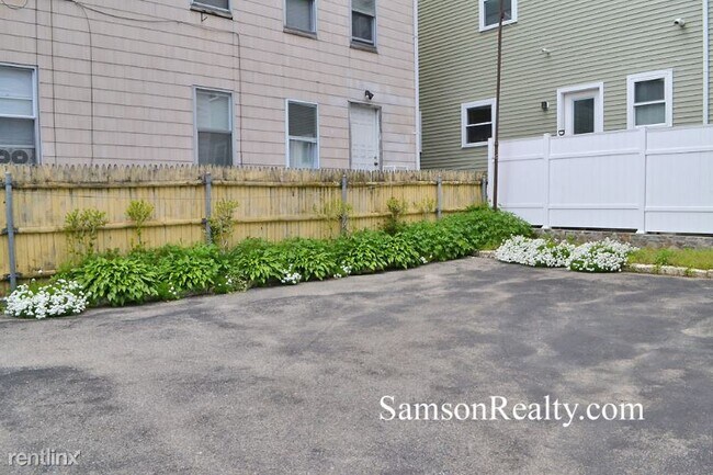 Foto del edificio - 1 br, 1 bath Condo - 182 Ives St 2 Unit 2