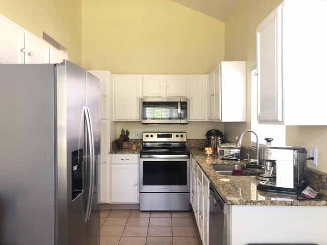 Building Photo - Beautiful Home in the Lakes at Eastwood!