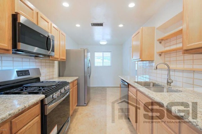 Building Photo - BEAUTIFUL 5 BEDROOM HOME RIGHT BY ASU!