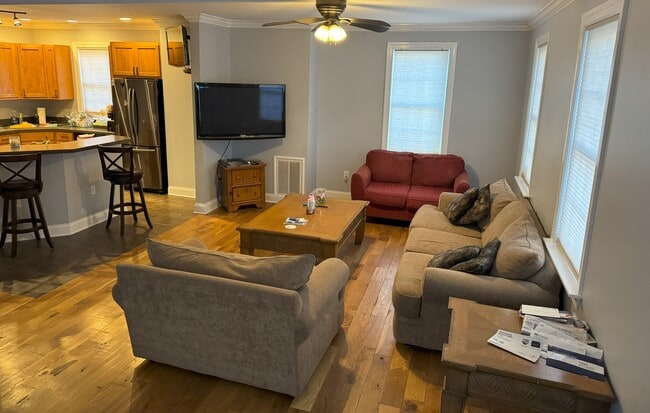 Building Photo - 457 N Spring St