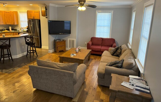 Foto del edificio - 457 N Spring St