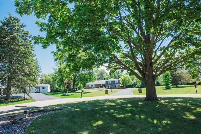 Building Photo - 1545 W Spruce Ct