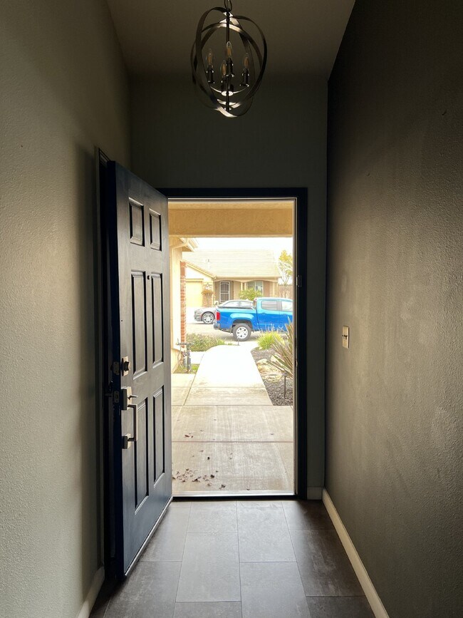 Building Photo - Three Bedroom Home Sits In a Quiet Cul-De-...