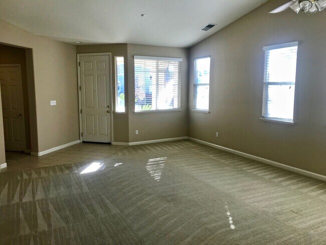 Foto del edificio - Beautiful Single Story 4 Bedroom in Shadow...