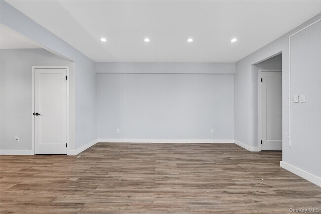 Foto del edificio - 170-06 Crocheron Ave