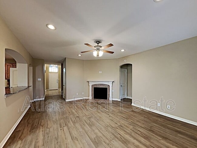 Building Photo - 315 Village Dr